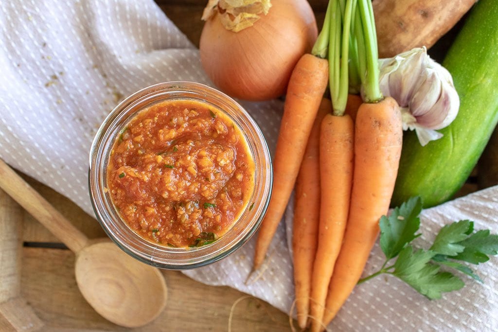 What has a whopping 6 veggies, takes no more than 30 minutes, makes enough sauce for 2 generous and nourishing meals and has a 💯 success rate with my family? 🍠🥕🥒🧅🧄🍅
•
If you guessed this deliciously rich Veggie Pasta Sauce, you’d be right!
•
So easy to prepare with the help of a food processor (alternate options included if you don’t have a food processor) it’s the perfect meal prep sauce as it stores beautifully in the fridge or freezer.
•
Want the recipe? Drop me a 🍅 or 🥕 or your favourite emoji and I’ll get this to you. Or grab on the blog link in profile @goodiegoodielunchbox or goodiegoodielunchbox.com.au
•
Happy Sunday, Bernadette x