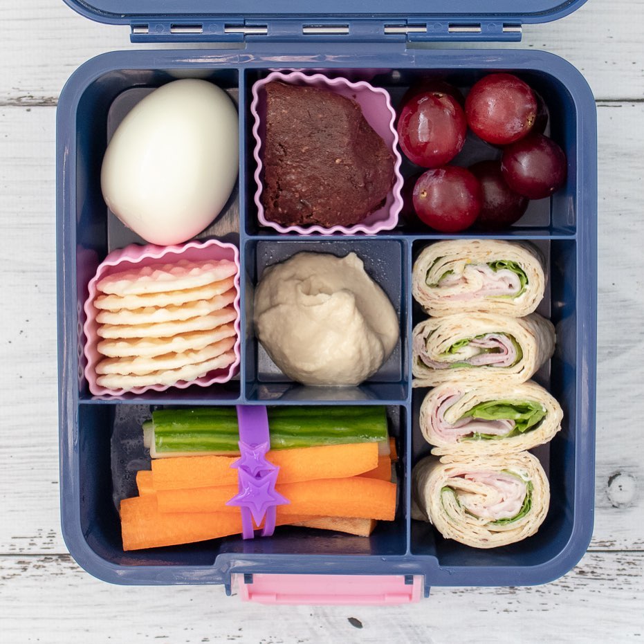 Anyone else starting to feel like it’s the end of term?! 😴😴😴🙋🏻‍♀️🙋🏻‍♀️🙋🏻‍♀️

Miss 5’s lunch in her bento five:
➕wraps with lettuce ham and cream cheese
➕veggie sticks
➕hummus
➕rice crackers
➕boiled egg
➕Healthier Chocolate Brownie (recipe on the blog, link in profile @goodiegoodielunchbox or goodiegoodielunchbox.com.au)
➕grapes

Have a good one! Bernadette x